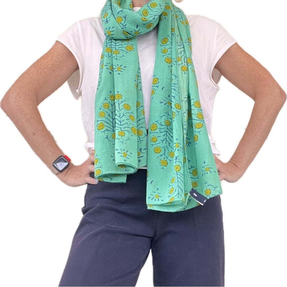 GAP Green and Yellow Leaf Pattern Scarf - Picture 4 of 10